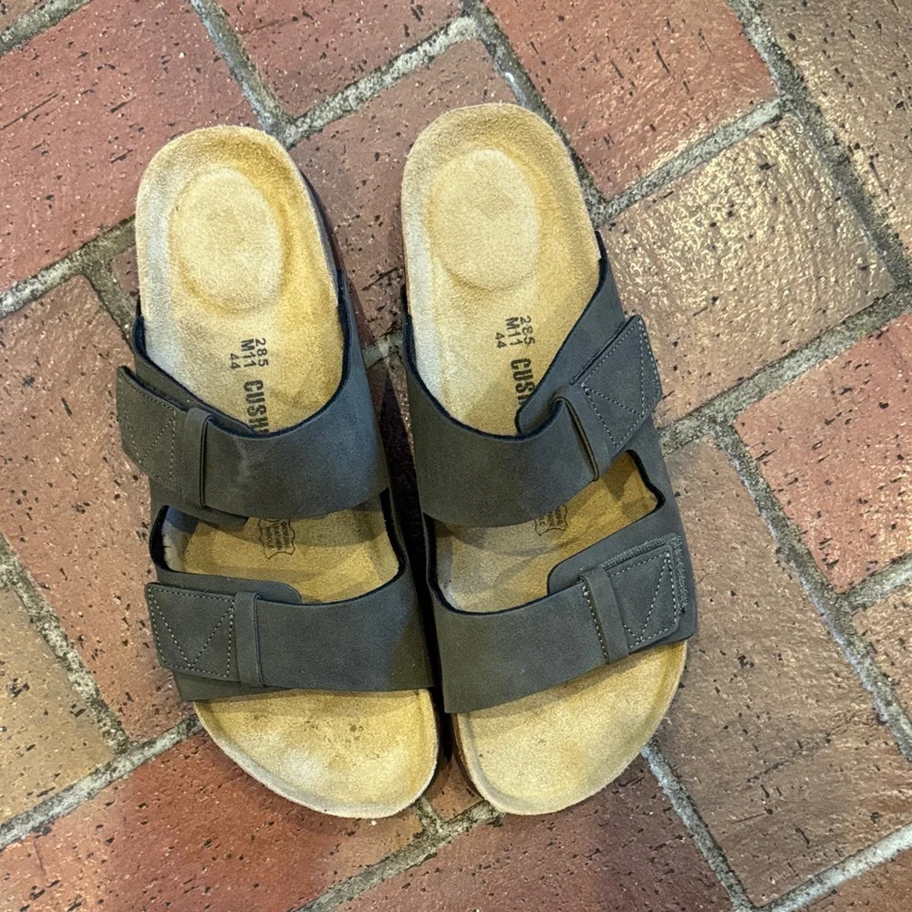 CUSHIONAIRE Men's Lynx Cork footbed Sandal with‎ +Comfort